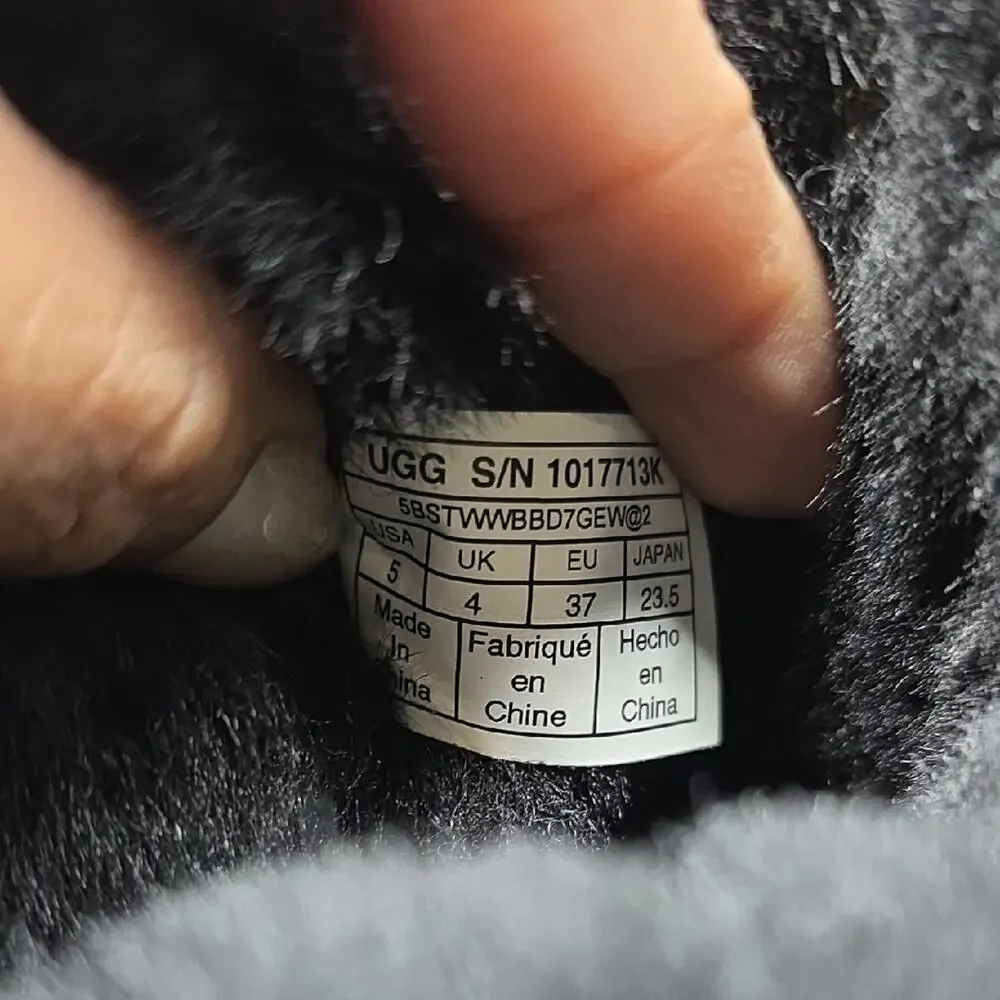 UGG cozy black